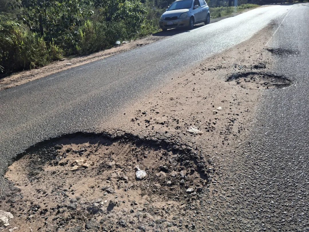 Deplorable estado de asfalto de Costa Fleitas inquieta a vecinos y automovilistas 
