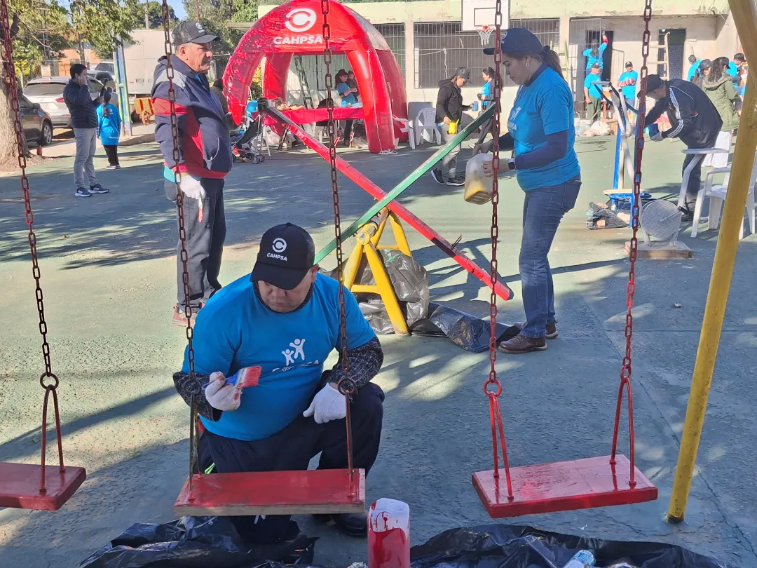 Cahpsa ayuda a mejorar y embellecer plaza en Rojas Cañada