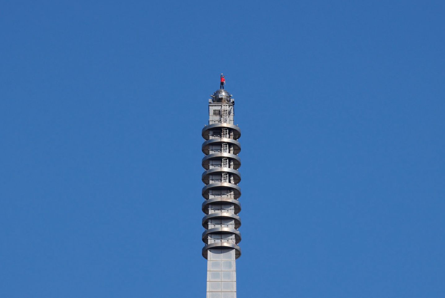 Joven asombra al mundo escalando el Taipei 101 sin ninguna medida de seguridad